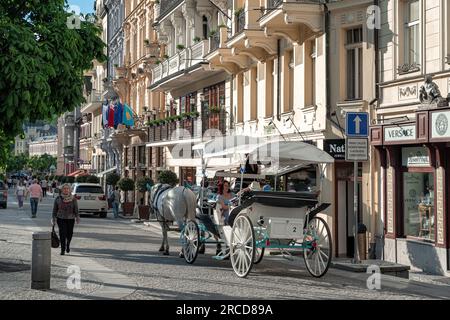 Karlovy Vary, République tchèque - 26 mai 2017 : calèche se déplaçant dans les rues de la ville thermale Banque D'Images