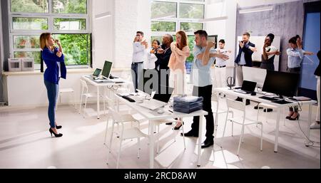 Yoga d'entreprise près du bureau d'affaires. Entraînement de groupe diversifié Banque D'Images