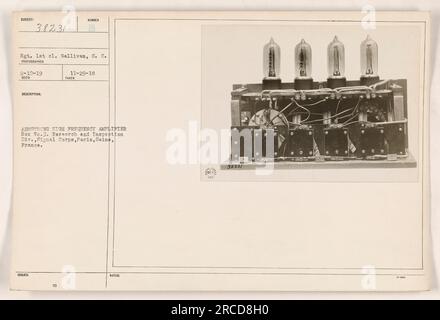 Un soldat non identifié, le sergent de 1e classe Gallivan, est vu sur cette photographie prise le 29 novembre 1918. Il est photographié à l'Armstrong High Frequency amplifier Box n° 3 de la Division de la recherche et de l'inspection du signal corps à Paris, en France. La photographie a été prise par un photographe inconnu le 10 février 1919. Banque D'Images