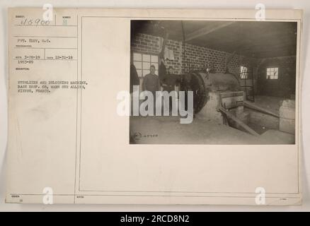 Stérilisateur et machine de délestage à base Hosp. 68 à Mars-sur-Allier, Nièvre, France. Cette photographie a été prise le 31 décembre 1918 par le soldat Eddy, S.C. La machine porte le numéro E 18 BuffD et a été utilisée à des fins de stérilisation et de délestage. Ces informations proviennent des archives officielles du photographe. Banque D'Images