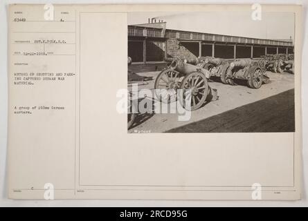 Un groupe de mortiers allemands de 210 mm capturés pendant la première Guerre mondiale sont photographiés groupés et garés sur cette photo. Les mortiers portent le numéro de série 67449 et la date est notée 22 décembre 1919. Le photographe est le sergent K. Polk du signal corps. Banque D'Images