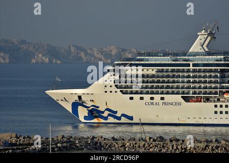 Marseille, France. 12 juillet 2023. Le navire de croisière Coral Princess arrive au port méditerranéen français de Marseille. Crédit : SOPA Images Limited/Alamy Live News Banque D'Images