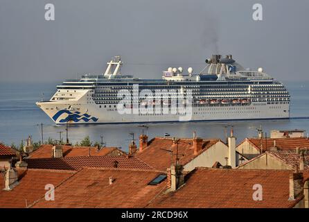 Marseille, France. 12 juillet 2023. Le navire de croisière Coral Princess arrive au port méditerranéen français de Marseille. Crédit : SOPA Images Limited/Alamy Live News Banque D'Images