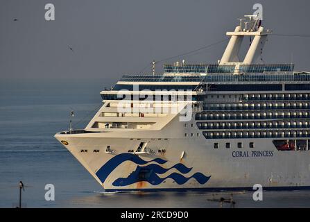 Marseille, France. 12 juillet 2023. Le navire de croisière Coral Princess arrive au port méditerranéen français de Marseille. (Photo Gerard Bottino/SOPA Images/Sipa USA) crédit : SIPA USA/Alamy Live News Banque D'Images