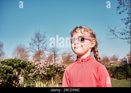 Little girl walking in park Banque D'Images