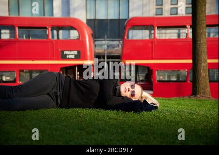 Femme couchée sur le pré de Londres Banque D'Images