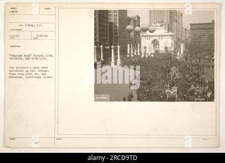 Légende : 'Welcome Home Parade de la 27e division à New York pendant la première Guerre mondiale. Cette photographie, prise le 1 avril 1919, capture la scène du coin sud-est de la 23rd Street et de Broadway, montrant des foules massives sur la 5th Avenue. Officiellement enregistrée comme photo officielle des États-Unis 9/843979. » Banque D'Images