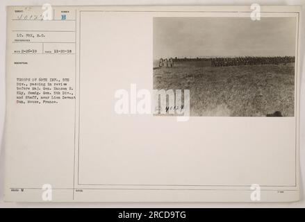 Une troupe de soldats de la 60th Infantry, 5th Division, passant en revue près de Lion devant Dun, Meuse, France. Cette photographie a été prise par le lieutenant S.C. Fox le 20 novembre 1918. Le major-général Hanson E. Ely, commandant général de la 5e division, et son état-major peuvent être vus en train de regarder la revue. Banque D'Images