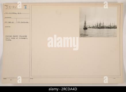 CPL. Shotell capture la scène alors que des smacks de pêche déchargent la cargaison à Archange, en Russie pendant la première Guerre mondiale. La photographie, prise le 25 octobre 1918, montre l'activité intense au port. Il montre le rôle vital des navires de pêche dans l'approvisionnement en ressources pendant la guerre. C NOTES : 339134. Banque D'Images
