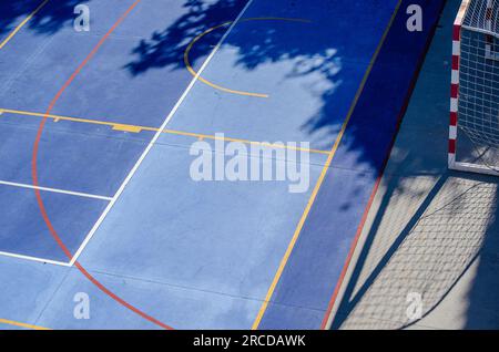 détail d'en haut d'un terrain avec but pour la pratique du futsal et du handball Banque D'Images