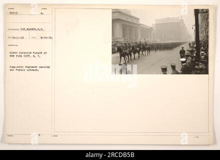 Défilé de la première division à New York avec un régiment composite passant devant la bibliothèque publique. Cette photographie a été prise le 10 septembre 1919, et a été émise sous le symbole photojournaliste S.O.T. Warner.S.C. Le défilé faisait partie des célébrations de l'après-guerre 1 dans la ville. Banque D'Images