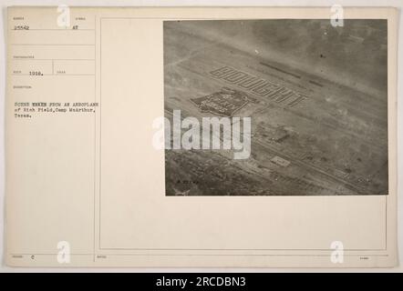 Photographie aérienne prise en 1918 depuis un avion survolant Rich Field, Camp McArthur, Texas. Cette image donne une représentation symbolique de la scène ci-dessous, capturant les activités militaires pendant la première Guerre mondiale. La photographie est numérotée 25542 et a été prise par un photographe du département de la Guerre nommé RECO. Banque D'Images