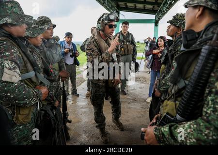 Ternate, Cavite, Philippines. 14 juillet 2023. Un marine américain instruit des soldats philippins avant un exercice d’héliodiffusion et de patrouille maritime dans le cadre de l’activité semestrielle de soutien à l’aviation maritime (MASA) à Ternate, province de Cavite, au sud de Manille, aux Philippines. 14 juillet 2023. L'exercice MASA vise à renforcer les partenariats régionaux, à encourager la coopération militaire entre les Philippines et les États-Unis et à promouvoir la stabilité dans la région Indo-Pacifique. MASA, qui devrait se dérouler dans toutes les Philippines du 6 au 21 juillet, fournit une plate-forme dynamique pour les marines philippins et les ITS Banque D'Images