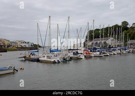 Yachts et petits bateaux côtiers amarrés dans le port par la gare de Ffestiniog, Porthmadog, pays de Galles du Nord Banque D'Images