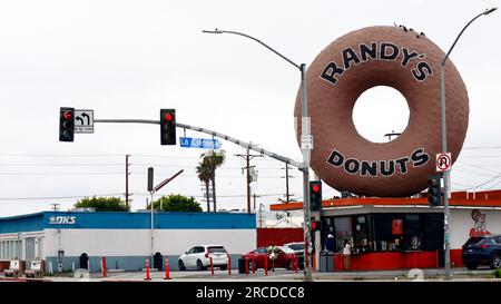 Inglewood (Los Angeles) Californie : Randy's Donuts avec un beignet géant sur le toit situé au 805 West Manchester Boulevard, Inglewood Banque D'Images