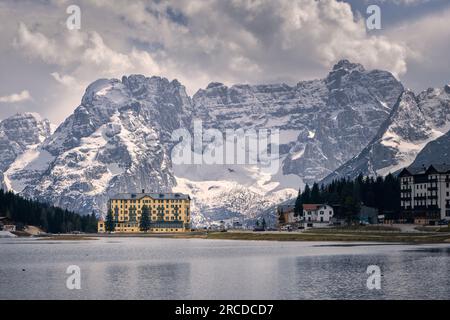 Hôtel jaune au lac Misurina Banque D'Images