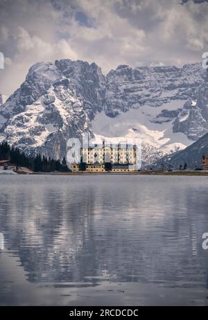 Hôtel jaune au lac Misurina Banque D'Images