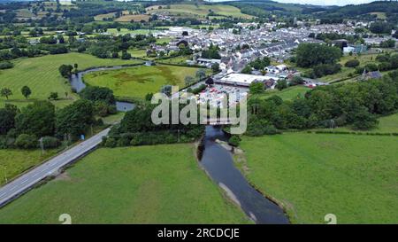 Vue par drone du chemin de fer désaffecté de Carmarthen à Aberystwyth à Lampeter, traversant la rivière Afon Teifi au sud de la ville, juillet 2023 Banque D'Images