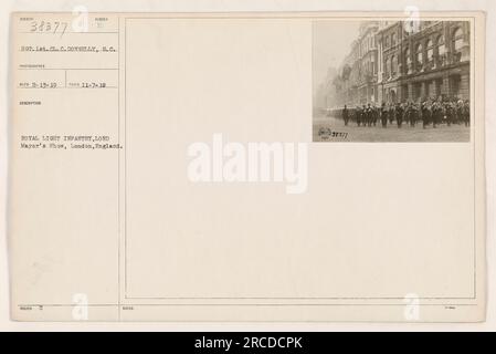 Sergent Lat. Cl. C. Donnelly, S.C., photographe capture un moment du Lord Mayor's Show à Londres, en Angleterre. Cette photographie souligne la présence du Royal Light Infantry lors de l'événement. Image 38377. Banque D'Images