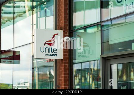 Wolverhampton, Royaume-Uni - juillet 13 2023 : extérieur des bureaux Unite the Union à Wolverhampton, avec logo Banque D'Images