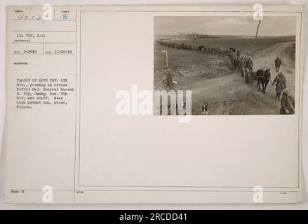 Les troupes de la 60e infanterie, 5e division, passent en revue devant le major-général Hanson E. Ely et son état-major près du Lion devant Dun, Meuse, France. Photographie prise le 20 novembre 1918 par le Lieutenant Fox, S.C. (Numéro de référence : 111-SC-40127) Banque D'Images