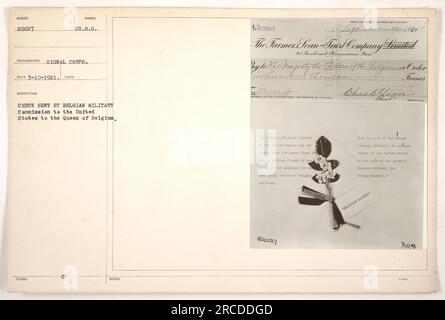 Soldats américains recevant un chèque de la Commission militaire belge à envoyer à la Reine de Belgique. Le chèque porte sur un demi-million de francs pour soutenir le travail des enfants belges. Ce don fait partie des fonds collectés dans diverses villes des États-Unis grâce à la vente de la fleur souvenir de la reine, la « Target--t. » Banque D'Images