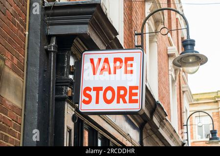 Wolverhampton, Royaume-Uni - juillet 13 2023 : signalisation extérieure d'un magasin Vape à Wolverhapton, Royaume-Uni Banque D'Images