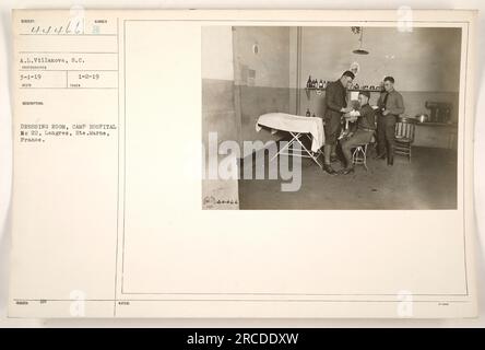 Un soldat américain est vu dans un vestiaire au Camp Hospital No 22 à Langres, hte.Marne, France pendant la première Guerre mondiale L'uniforme du soldat semble être partiellement déshabillé, indiquant peut-être qu'il vient de rentrer d'une mission ou qu'il se prépare pour une mission. Banque D'Images