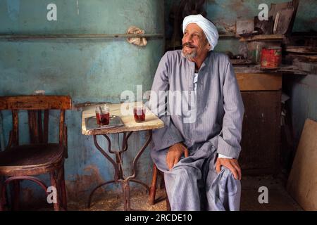 Un vieil homme est assis dans une maison de thé traditionnelle au Caire, en Égypte Banque D'Images
