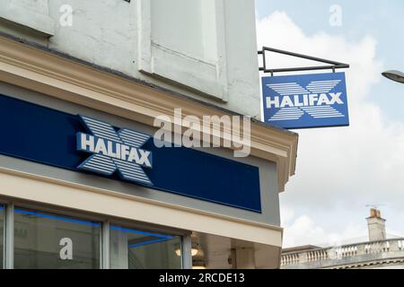 Wolverhampton, Royaume-Uni - juillet 13 2023 : façade de la Halifax Building Society à Queen Square Wolverhampton avec logo Banque D'Images