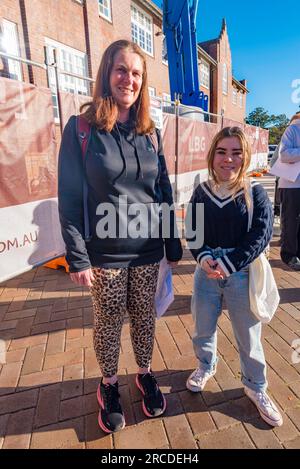 Le salon du livre Lifeline 2023 à KNOX Grammar School est le plus grand salon du livre de Sydney avec plus de 110,00 livres, CD DVD, vinyles et puzzles en vente sur une période de quatre jours commençant le 13 juillet de chaque année. Plus de 400 chasseurs de livres se sont alignés avant le début et ont eu droit à un festin de plus de 50 catégories de livres à l'ouverture des portes. Sur la photo : Susan Maish et Lucy Lakeman de Normanhurst, Sydney étaient désireuses de trouver les sections Fantasy et crime Fiction, pas vrai crime, trop effrayant, à la foire. Crédit : Stephen Dwyer Alamy Banque D'Images