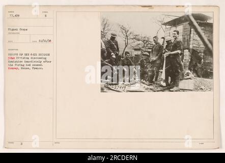 Troupes de la 64e brigade, 32e division, discutant de l'armistice immédiatement après la cessation des tirs. La photographie a été prise à Ecurey, Meuse, France, le 11 novembre 1918. Cette image est numérotée 37 409 dans la collection de photographies des activités militaires américaines pendant la première Guerre mondiale prises par le photographe BECO du signal corps. Banque D'Images