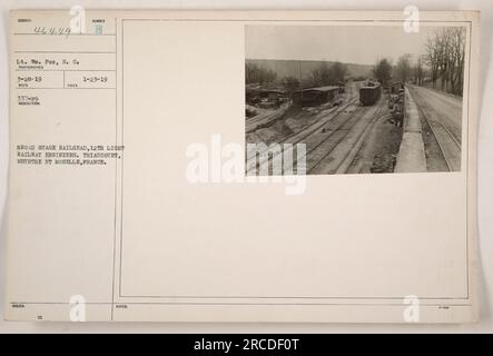 L'image montre le lieutenant Wm. Fox du 12e mécaniciens de chemin de fer léger à voie large à Thiaucourt, Meurthe et Moselle, France. La photographie a été prise le 28 mars 1919 et reçue le 7 mars 1919. L'image mentionne également l'utilisation d'un 18RTD, numéroté 1-23-19. Banque D'Images