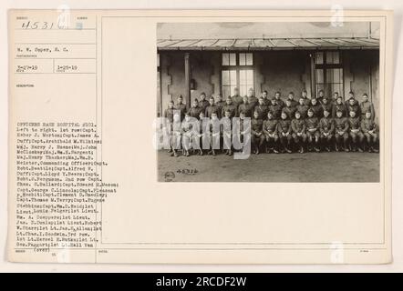 Photo de groupe des officiers de l'hôpital de la base #101 prise le 27 mars 1919. Les noms des officiers, énumérés de gauche à droite, sont les suivants : le capitaine Heber J. Morton, le capitaine James A. Duff, le capitaine Archibald M. Wilkins, le major Harry J. Huene, le major John McCloskey, le major W.H. Sargent, major Henry Thacher, major W.B. Meister (commandant), capitaine Rebt. Beattle, capitaine Alfred W. Duff, capitaine Lloyd Y. Beers, capitaine Robt. P. Ferguson, capitaine ches. S.Ballard, Capt Edward H. Meson, Capt George C. Lincoln, Capt Pleasant P. Nesbit, Capt Clement D. Smedley, Capt Thomas M. Terry, Capt Eugene Stebbins, Capt Wm. D Banque D'Images