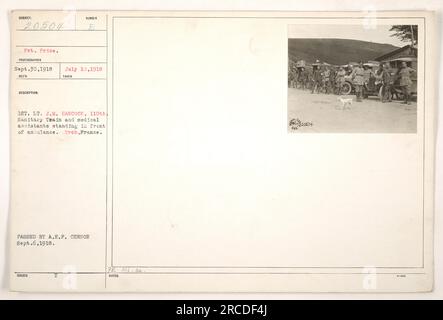 1st Lt. J.M. Hancock et les assistants médicaux du 110e train sanitaire debout devant une ambulance à Treh, France. Photographie prise le 12 juillet 1918. Émis et adopté par A.E.P. Censurer le 6 septembre 1918. Banque D'Images