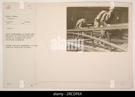 Troupes à bord des États-Unis Navire de transport de la marine Agamemnon, vu depuis le pont du navire. Cette photographie capture le moment où le premier groupe de 50 000 nouvelles recrues pour le service outre-mer est arrivé à Hoboken et est monté à bord de l'Agamemnon. La photo a été prise le 12 mai 1919 et émise le 5 mai 1919. Photographe : inconnu. ID de l'image : 49985. Banque D'Images