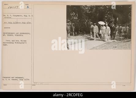 Président et Mme Wilson vus approcher la tombe de Washington pendant les cérémonies du jour de l'indépendance au Mont. Vernon, Virginie. Photo prise par le lieutenant H. P. Kingamore du signal Reserve corps le 4 juillet 1918. La photographie a ensuite été censurée et publiée par le bureau de renseignement militaire le 12 juillet 1918. Banque D'Images