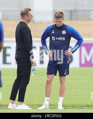 Gelsenkirchen, Deutschland. 29 juin 2023. Firo : 06/29/2023, football, football, 2e division, 2e Bundesliga, Saison 2023/2024, FC Schalke 04, entraînement, Marius BULTER, avec le directeur sportif Andre HECHELMANN/dpa/Alamy Live News Banque D'Images