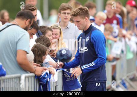 Gelsenkirchen, Deutschland. 29 juin 2023. Firo : 06/29/2023, football, football, 2e division, 2e Bundesliga, Saison 2023/2024, FC Schalke 04, entraînement, Marius BULTER, écrit des autographes pour les fans Credit : dpa/Alamy Live News Banque D'Images