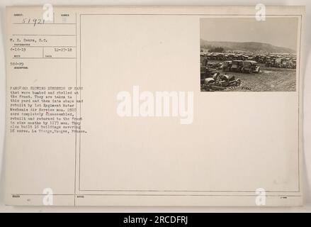 Une vue panoramique d'une cour remplie de centaines de voitures qui ont été endommagées par des bombes et des obus à l'avant. Ces voitures sont amenées à la cour, où elles sont reconstruites par des militaires du 1st Regiment Motor Mechanic Air Service. En neuf mois, 2 500 voitures ont été complètement démontées, reconstruites et ramenées à l'avant par 1 177 hommes. En outre, 16 bâtiments couvrant 16 acres ont été construits à cet endroit à la Vierge, Vosges, France. Banque D'Images