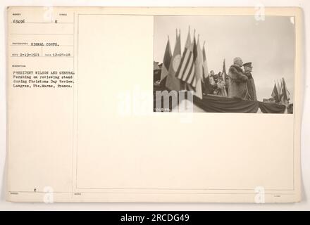 Le président Wilson et le général Pershing passent en revue les troupes lors de la revue du jour de Noël à Langres, hte. Marne, France. Cette photo a été prise le 25 décembre 1918 par un photographe du signal corps. L'image montre le président Wilson, symbolisé par la 188BED, et le général Pershing sur un stand d'examen. Notes de référence : 0863496 3-0. Banque D'Images