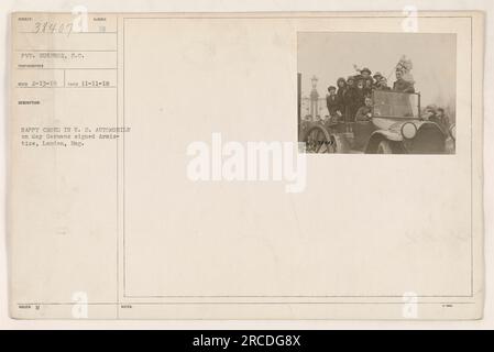 Un groupe d'Américains jubilants peut être vu rouler dans une automobile américaine à Londres, en Angleterre. Cette photographie a été prise le 11 novembre 1918, le jour où les Allemands ont signé l'armistice, mettant fin à la première Guerre mondiale La légende indique le photographe et les détails concernant le numéro d'émission de l'image. Banque D'Images