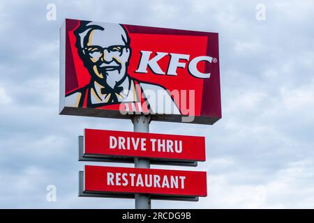 Gzira, Malte, 30 avril 2023. Enseigne du restaurant KFC mettant en vedette le colonel Sanders, Banque D'Images