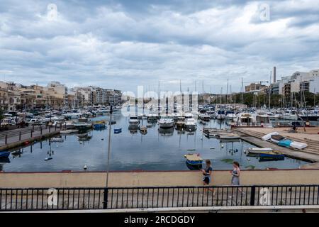 Gzira , Malte, 30 avril 2023. Port de Gzira avec bateaux touristiques. Banque D'Images
