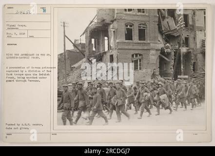 Prisonniers allemands capturés par les troupes de New York pendant la première Guerre mondiale marchant à travers Péronne sous bonne garde. Cette image a été enregistrée par le signal corps le 5 novembre 1918, et a été approuvée par le censeur de l'American Expeditionary Forces (A.E.F). Les notes indiquent qu'il s'agit d'une série (Fol24656) de photographies catégorisées. Banque D'Images