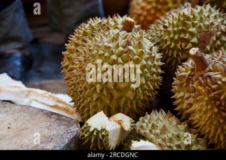 Gros plan de durian à vendre à l'étal du marché Banque D'Images