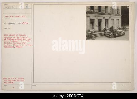 Pvt. A.A. Furst, S.C., a pris cette photographie le 8 août 1918, au Château Rollecourt, en France. Il montre le roi George d'Angleterre monter dans une voiture alors qu'il fait ses adieux au major général James H. McRae, commandant de la 78e division de l'armée américaine. La photo est étiquetée 'E' dans la série et est détenue par le censeur des Forces expéditionnaires américaines (AEF) pour un usage officiel seulement. Émis le 24 août 1918, il est accompagné des notes indiquant « Wital Sistel ». Banque D'Images