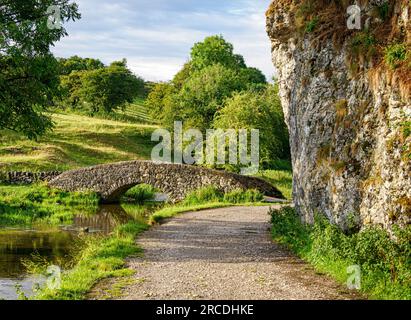 Pont de Packhorse sur la rivière Bradford en contrebas du village de Youlgreave dans le Derbyshire Peak District Royaume-Uni Banque D'Images