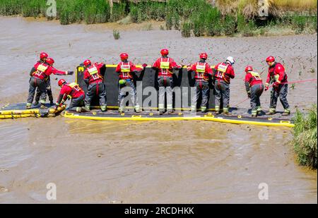 Bristol Animal and Water Rescue Unit lors d'un exercice d'entraînement sur la boue de marée dangereuse de la rivière Avon à Hotwells Bristol UK Banque D'Images