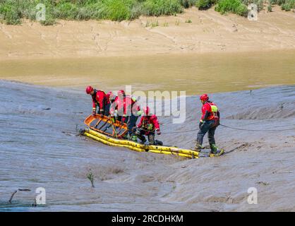 Bristol Animal and Water Rescue Unit lors d'un exercice d'entraînement sur la boue de marée dangereuse de la rivière Avon à Hotwells Bristol UK Banque D'Images